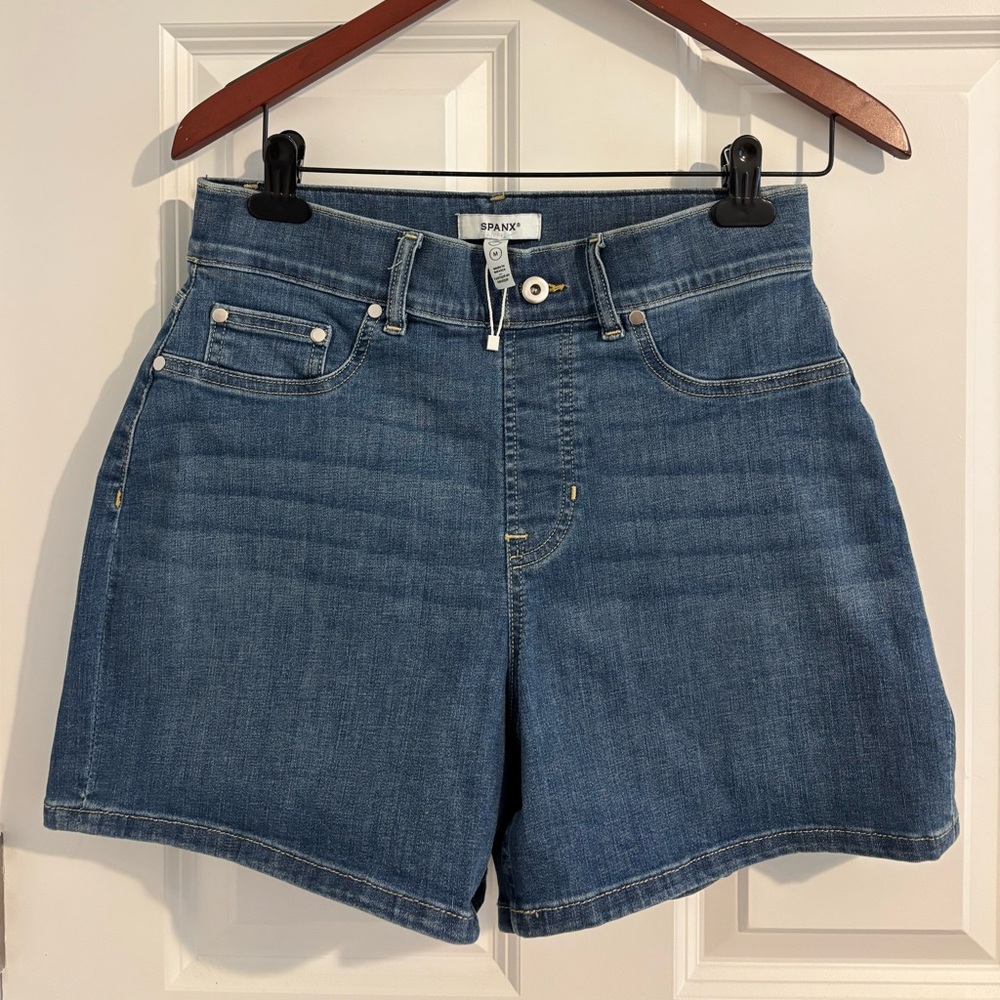 SPANX Classic Blue Jean Shorts Sz M (NEVER WORN)
Smoke Free Home